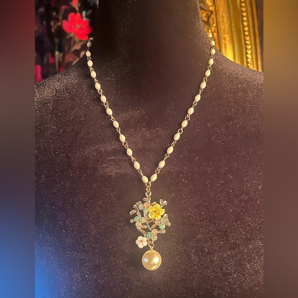 Vintage Style Floral Pendant Necklace with Pearl Accent